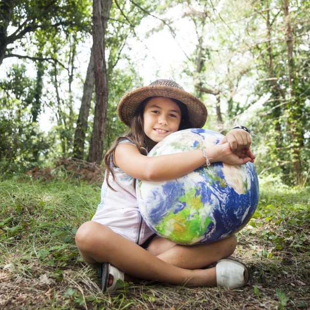 Ein Mädchen umarmt einen Globus